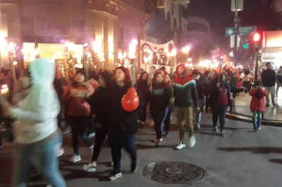 Multitudinaria marcha de antorchas, a 17 años de los crímenes de Kosteki y Santillán