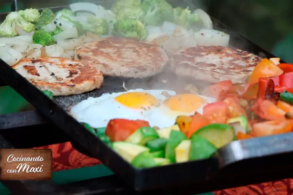 Hoy, en Cocinando con Maxi: hamburguesas de pollo con verduras a la plancha