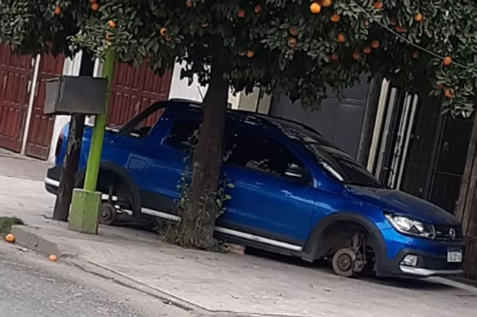 Estacionó su camioneta en la vereda y le robaron las cuatro ruedas