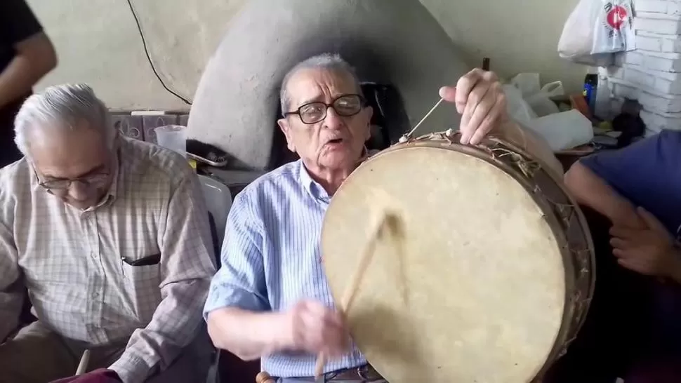 EN ACCIÓN. Nieva acompañó a la cantante santiagueña Suray. 