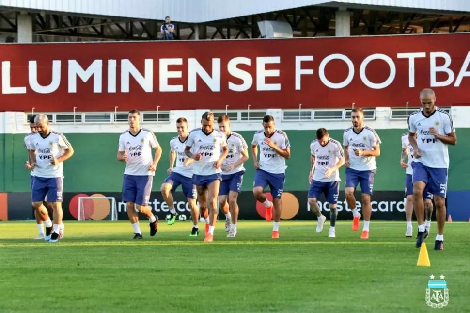 SÓLO FOTOS. Los jugadores del seleccionado se entrenaron ayer en el campo de Fluminense, a puertas cerradas. prensa afa