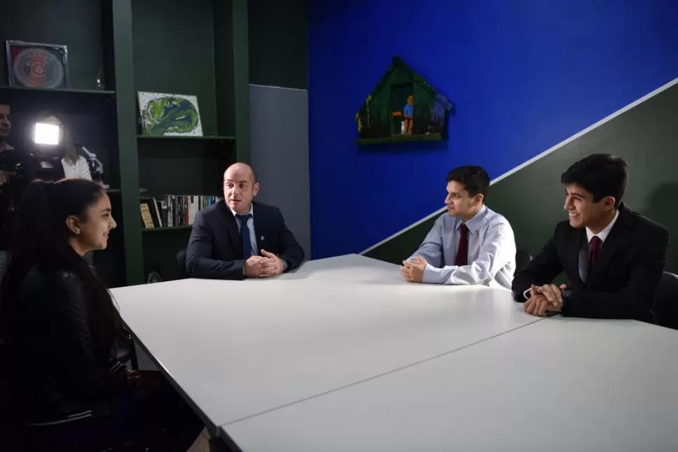 CON EL MINISTRO DE EDUCACIÓN. Lisandro Toledo Bourdette, Brenda Aylén Delgado y Matías Daniel Gutiérrez, fueron recibidos por Lichtmajer. la gaceta / foto de Inés Quinteros Orio