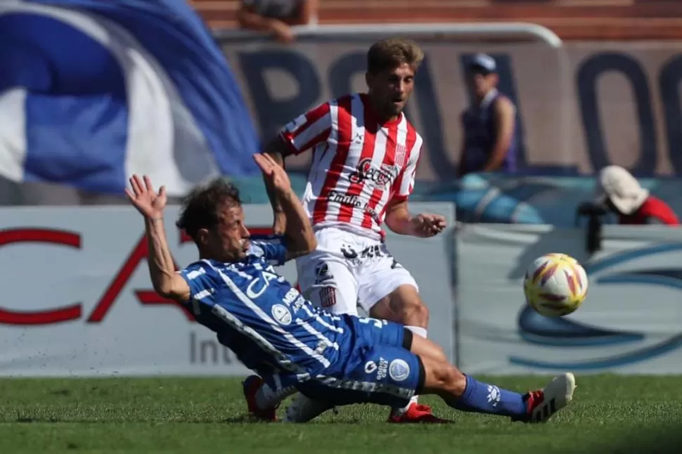 CUMPLIÓ. En los partidos de la Superliga en los que le tocó jugar, Gonzalo Lamardo mostró un buen manejo de pelota, y sumó para el ataque y para la recuperación. FOTO MARCELO RUIZ