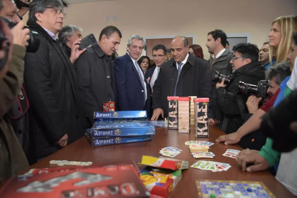 RECORRIDA. Leito, Fernández, Yedlin y Manzur observan el equipamiento.  la gaceta / fotos de franco vera  