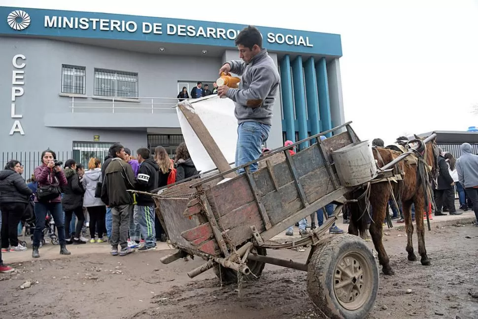 LA COSTANERA. Un vecino se manifestó sobre un carro con un cartel de ambulancia el día de la inauguración del Cepla. 