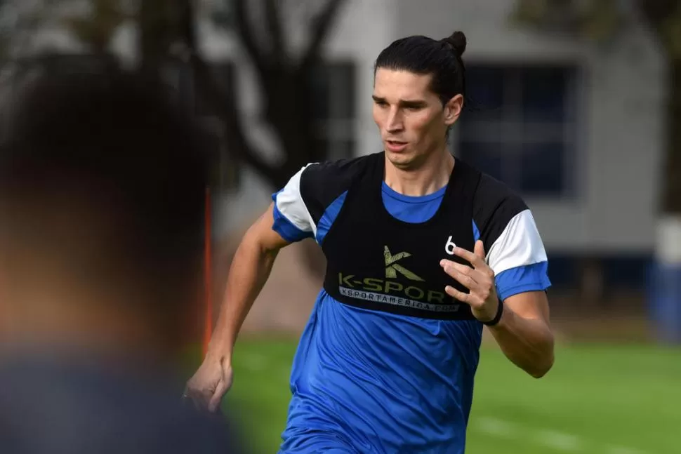 CON LA ROPA “DECANA”. Gissi, durante sus primeros entrenamientos con Atlético en el complejo Ojo de Agua. El defensor luchará por un lugar en el 11 titular. la gaceta / foto de DIEGO ARAOZ