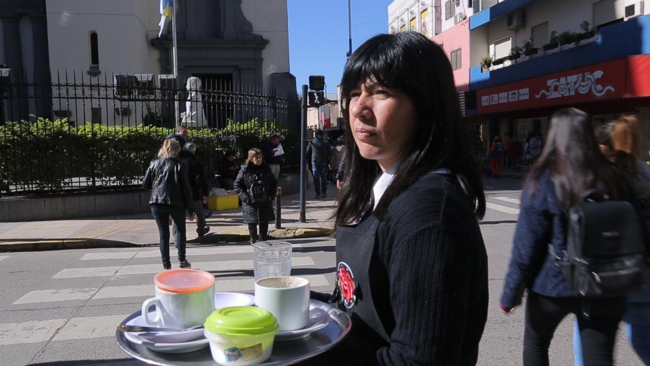 Hoy en Panorama Tucumano: ¿Por qué hay botellas sobre los medidores?