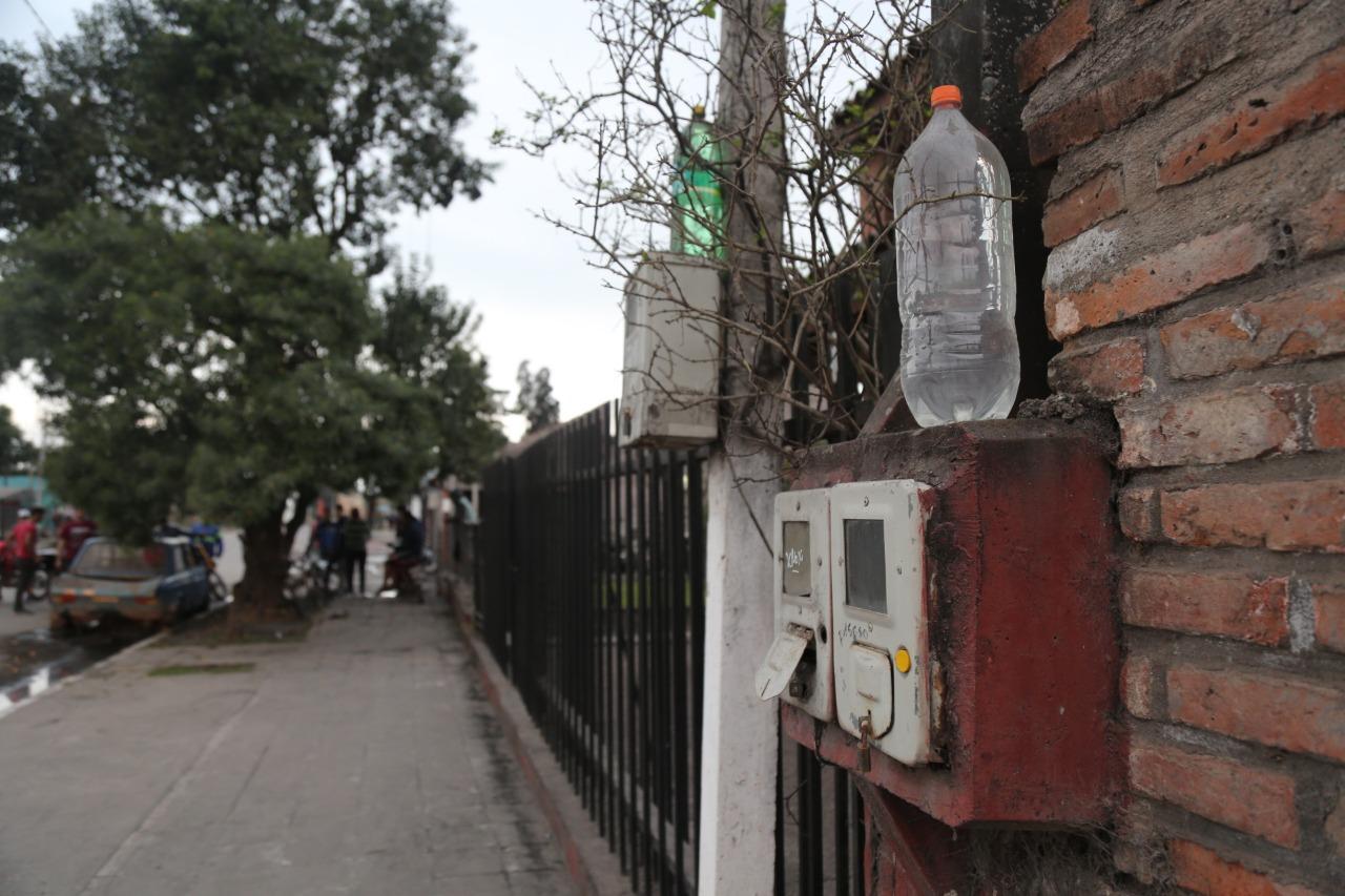 Hoy en Panorama Tucumano: ¿Por qué hay botellas sobre los medidores?