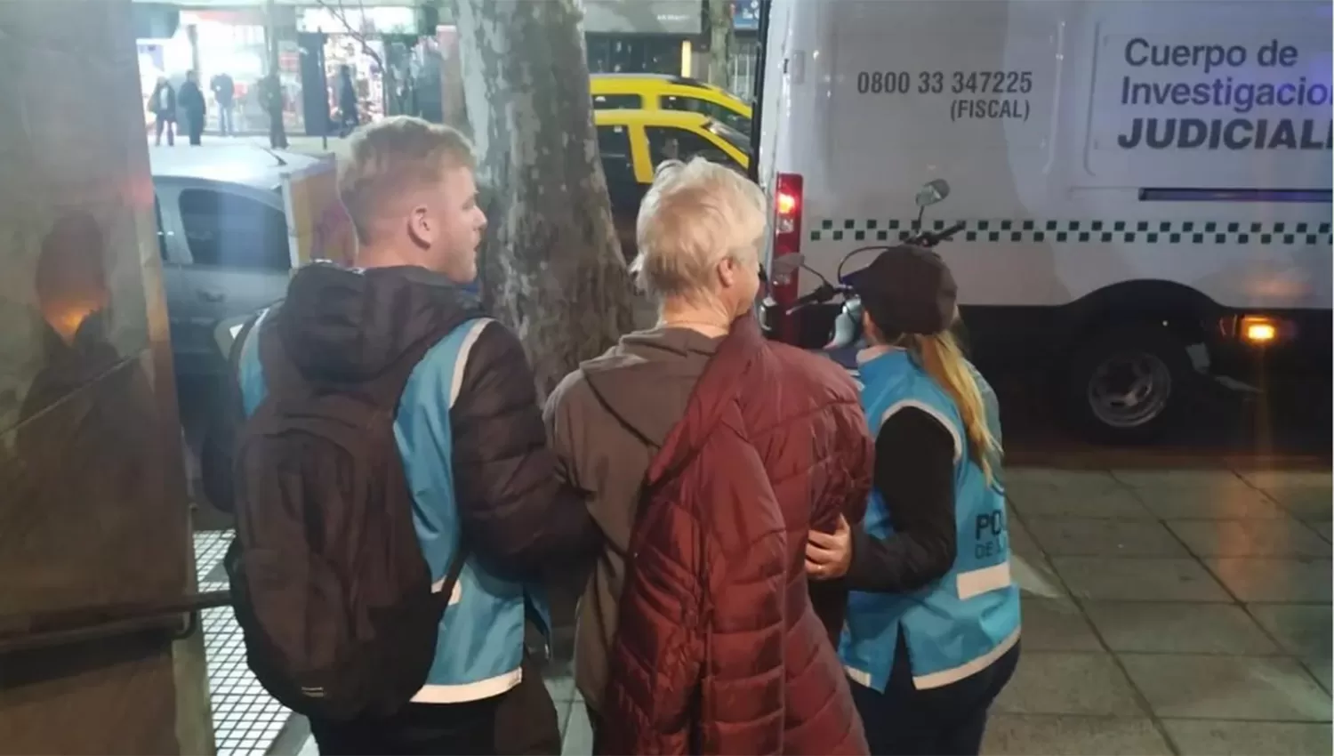 Alberto Rodríguez Vélez, en la puerta de su domicilio, tras ser detenido.