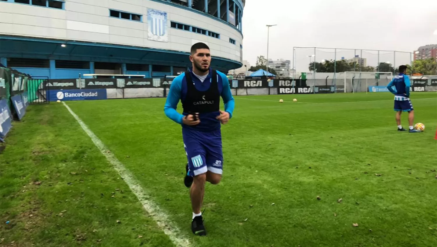 Barbona ya entrena al lado de sus compañeros. TWITTER.COM/RACINGCLUB