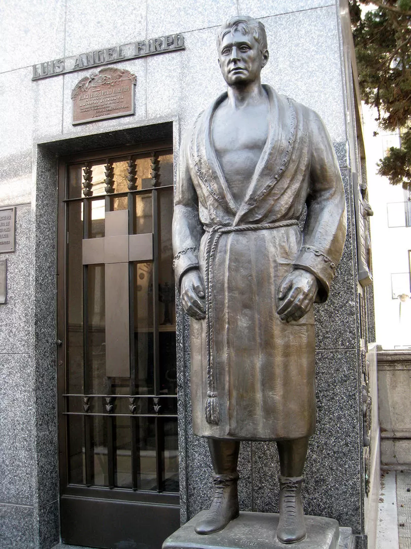 LUIS ÁNGEL FIRPO. Estatua junto al mausoleo de la Recoleta, donde reposan sus restos desde 1960 