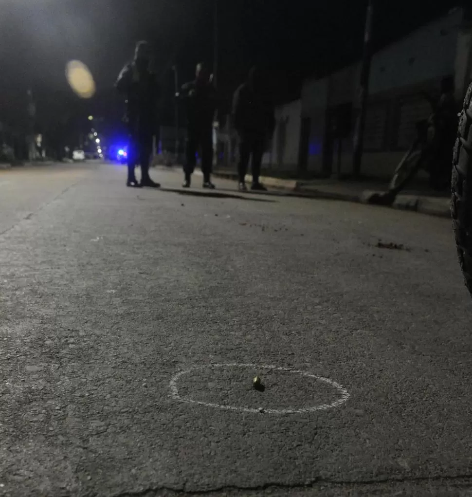 HUELLAS. El amigo de la víctima realizó al menos cinco disparos contra la casa del sospechoso. la gaceta / fotos de Antonio Ferroni