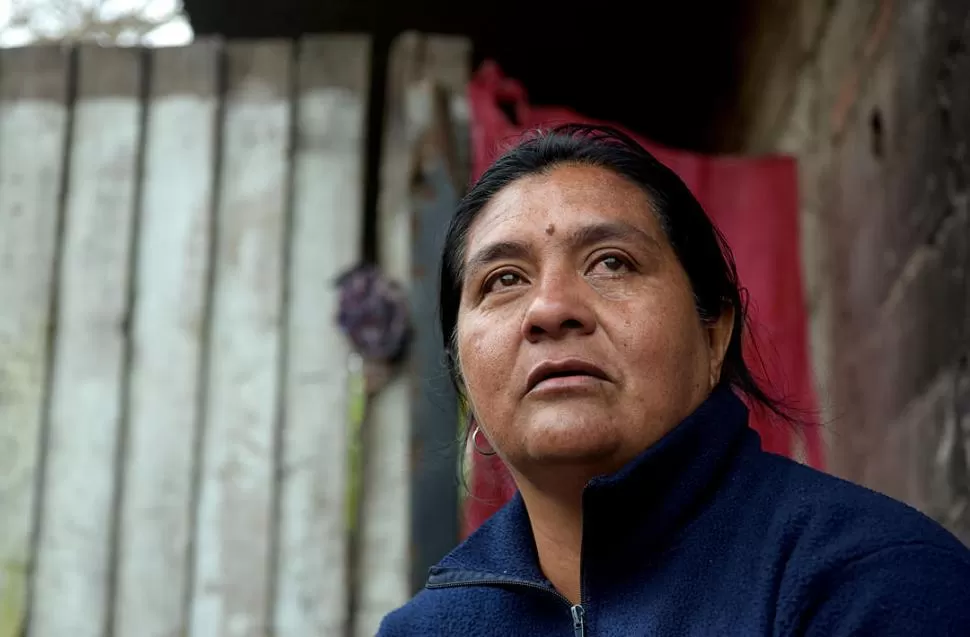 ANGUSTIA. Mónica Romero llora mientras relata el derrotero que pasó con sus hijos cuando padecían por las drogas. la gaceta / foto de franco vera