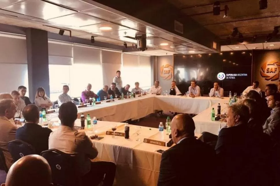 REUNIDOS. Los presidentes de la mayoría de los clubes de Primera estuvieron ayer en la reunión de la Superliga, en la sede de Puerto Madero, en Buenos Aires. twitter @okdobleamarilla