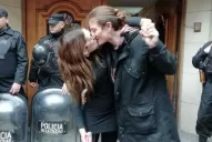 Condenan a un año de prisión a la mujer que besó a su esposa en el subte