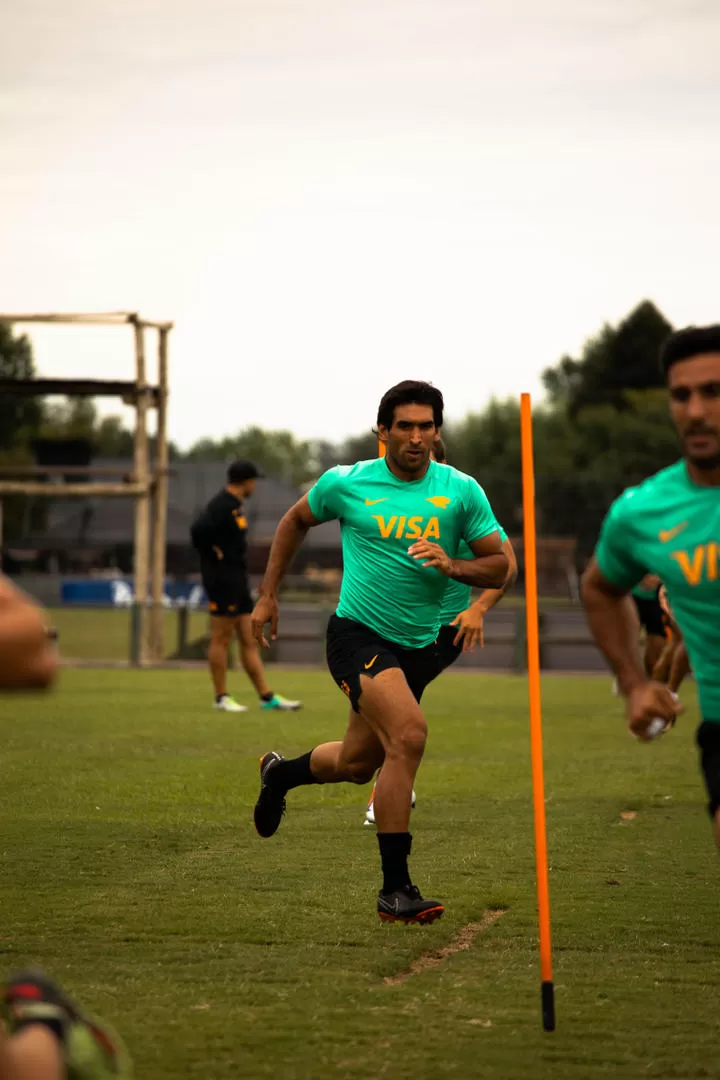 CARRERA A LA GLORIA. Orlando, siendo wing o centro, corre con toda su fuerza.  prensa jaguares