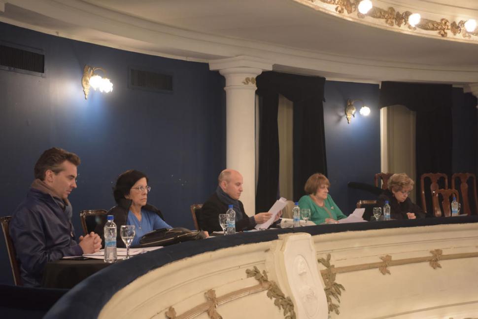 PALCO DE LAS DECISIONES. El jurado -Filipec, Díaz Frenot, Goerner, Telerman y Lis- escucha y discierne. 