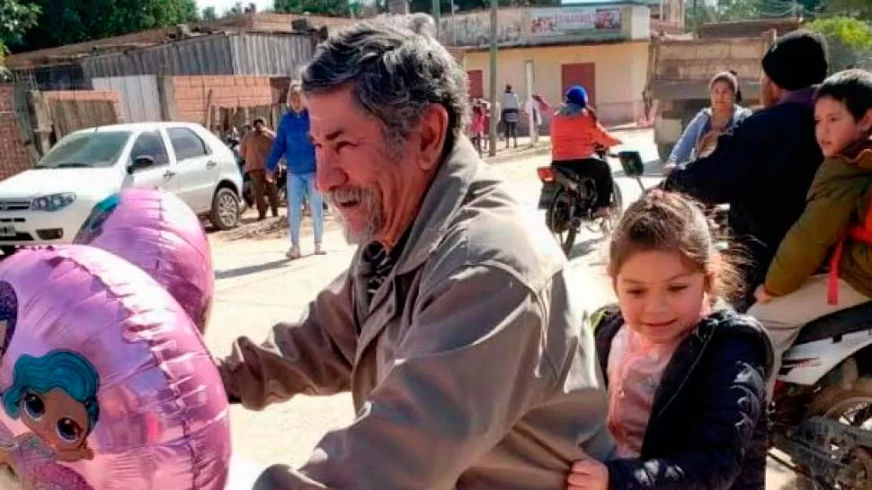 Llenó su bici de globos y fue a buscar a su nieta a la escuela 