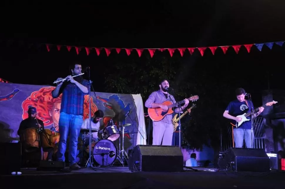 TEMAS PARA LAS COSAS SIMPLES. La Macheta compone canciones que hablan de los trabajadores y sus problemas. 