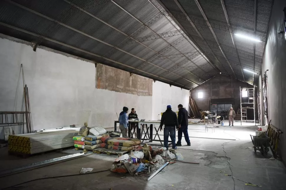 LA OBRA, POR DENTRO. Un sector del interior del centro cultural, mientras los obreros y los técnicos trabajan. LA GACETA / FOTO DE ANALÍA JARAMILLO.-