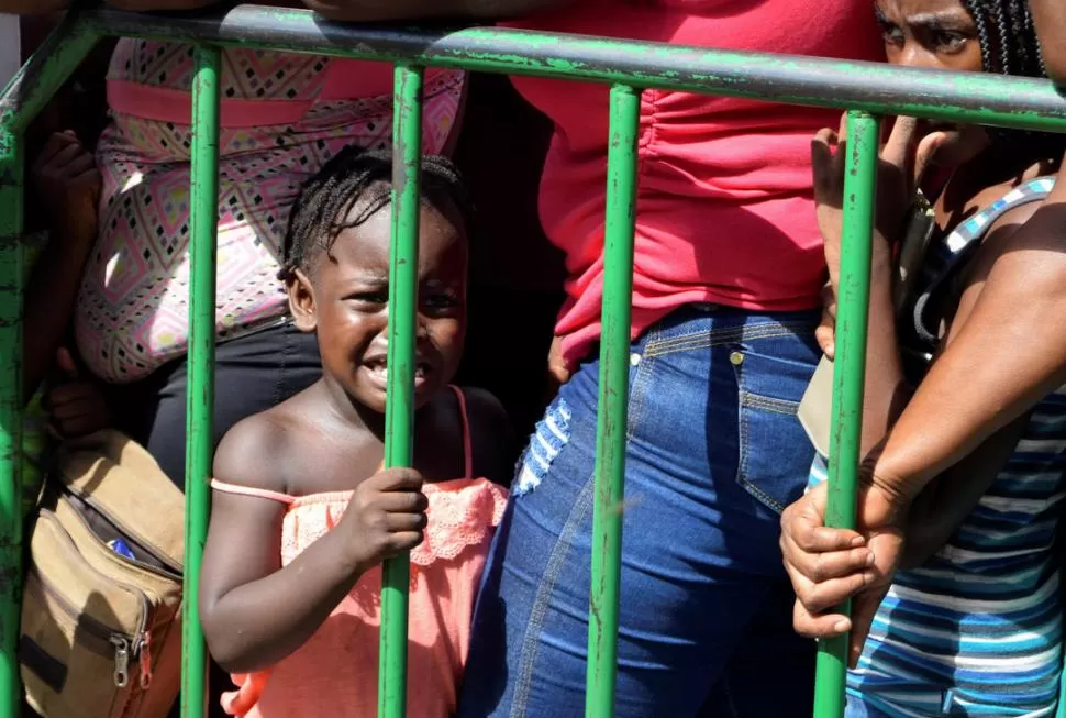ATERRADOS. Los niños separados de sus padres lloran sin consuelo.  Reuters