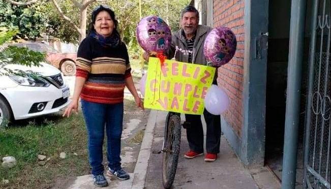 DECO. El abuelo decoró su bici por el cumpleaños de su nieta.