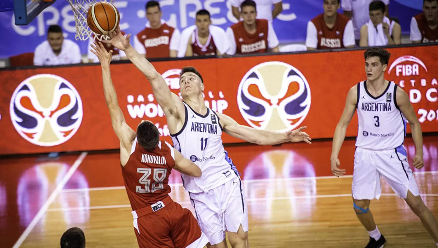 Francisco Caffaro hizo un buen aporte al triunfo albiceleste. (FOTO TOMADA DE www.fiba.basketball)