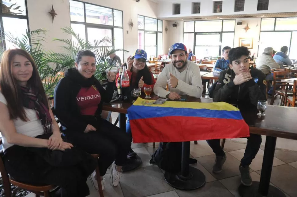 VIENDO   A SU EQUIPO. Ana, Samantha, Norys, Rafael e Jorge, con los colores de su país. 