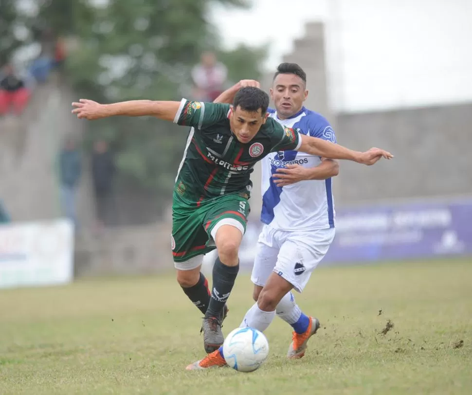 UN MAZAZO. Víctor Nazareno Godoy-izquierda- y Alejandro Pérez consideraron que las sanciones les impedirán en el futuro conseguir clubes para trabajar. la gaceta  / fotos de hector peralta