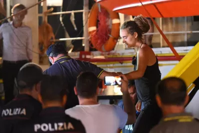 Italia arresta a la capitana de un barco humanitario