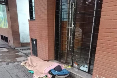 Durmiendo en una vereda de barrio Norte, con las bajas temperaturas del invierno
