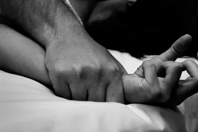 Denunció a su pareja por obligarla a tener sexo y a dormir desnuda y atada a una silla