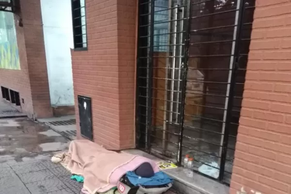 Durmiendo en una vereda de barrio Norte, con las bajas temperaturas del invierno