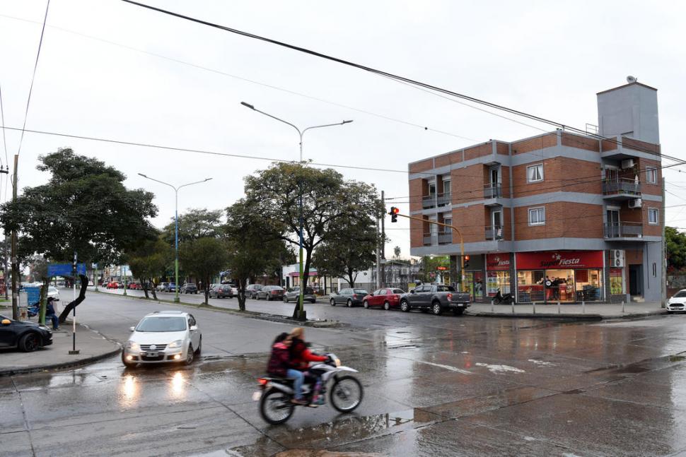 SORPRESA. Los vecinos de la avenida Belgrano al 3.800 se mostraron sorprendidos por la versión que circuló. la gaceta / foto de DIEGO ARAOZ