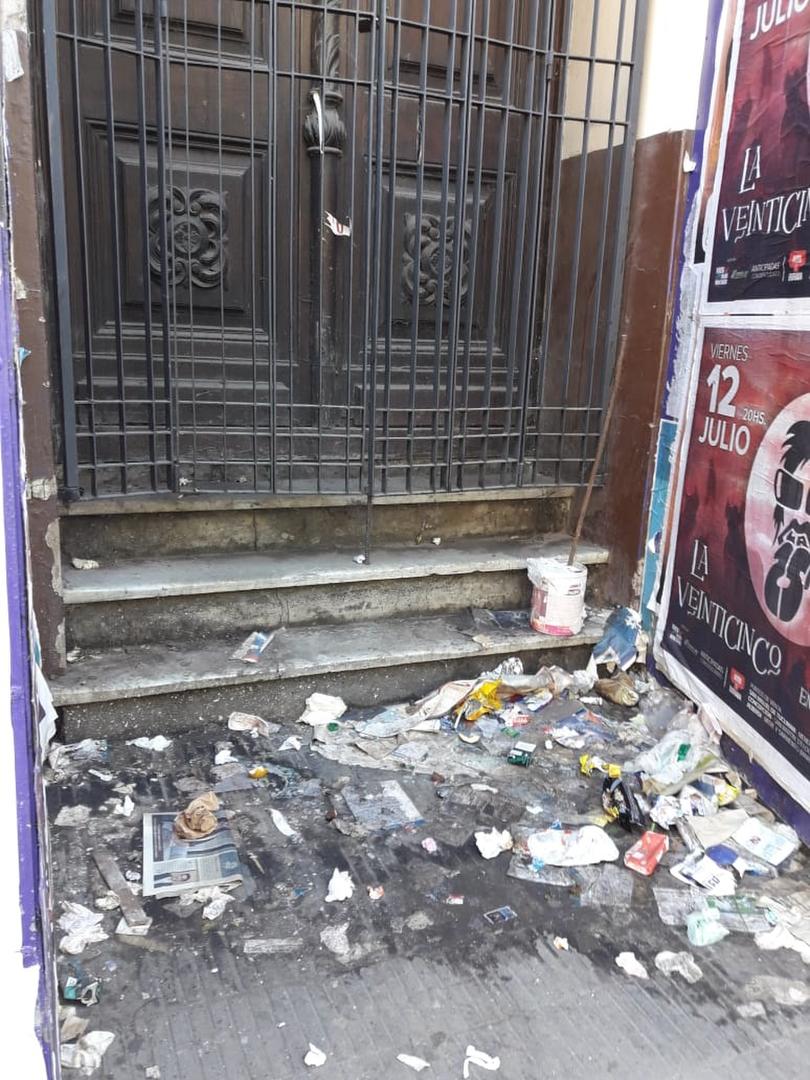 Durmiendo en una vereda de barrio Norte, con las bajas temperaturas del invierno