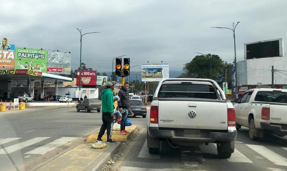 Durmiendo en una vereda de barrio Norte, con las bajas temperaturas del invierno