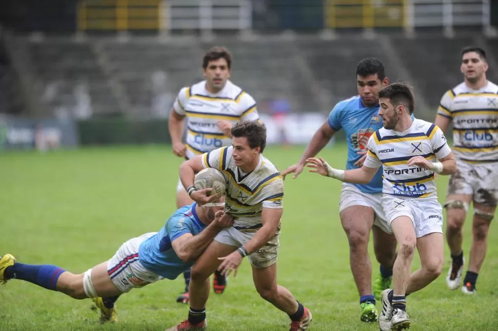 COSTÓ, PERO FESTEJÓ. Santiago Rez Masud busca escaparse. El “Tennis” la tuvo difícil ante Old Lions. la gaceta / foto de hector peralta