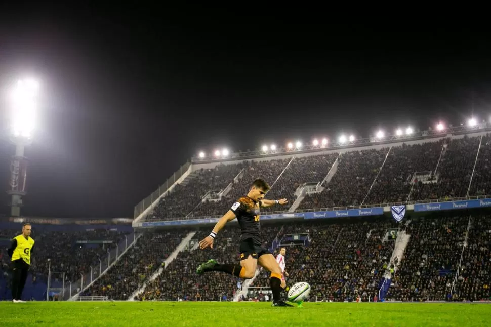 FIESTA. En el estadio de Vélez una multitud siguió las alternativas de un partido en el que la franquicia argentina se lució. prensa uar