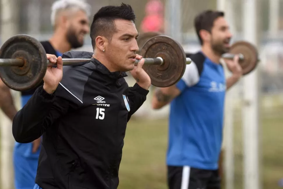 FUERZA, MUCHA FUERZA. Eso necesitará Monzón para recuperar su físico al 100% durante esta pretemporada. El ex jugador de Boca estuvo parado un tiempo pero preparándose individualmente.  la gaceta / foto de DIEGO ARAOZ