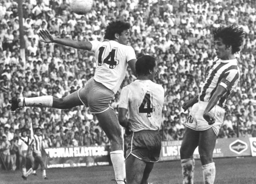 POR LOS AIRES. Jacinto Roldán (derecha) consagrado como uno de los máximos ídolos “santos”, en su época de futbolista. la gaceta  / ARCHIVO