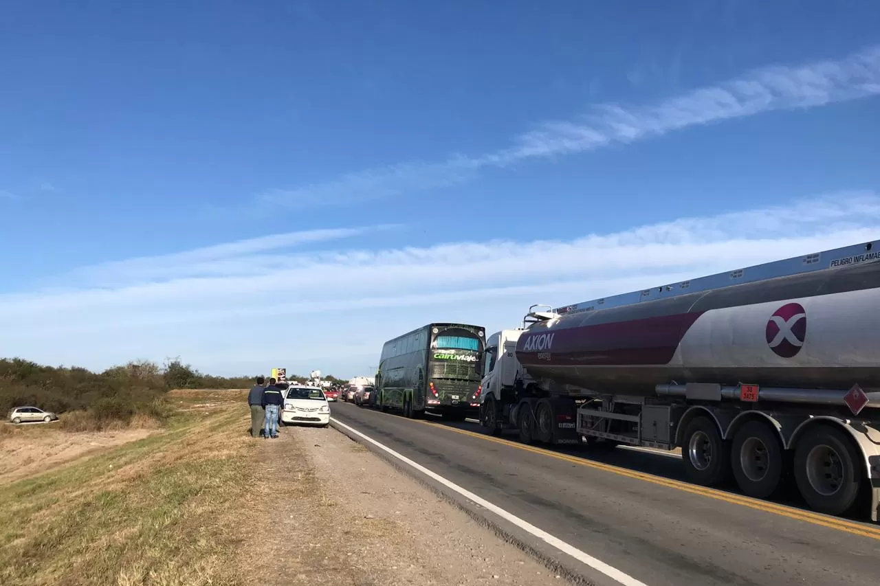 Por el accidente, el tránsito en la 157 está cortado y decenas de camiones esperan sobre la ruta