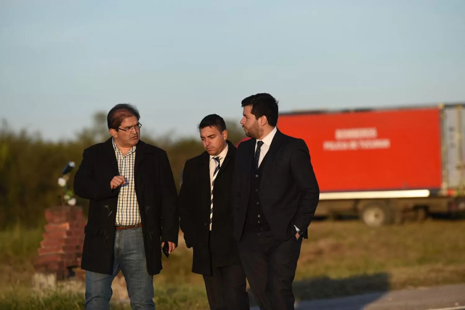 EL LUGAR DEL ACCIDENTE. El fiscal Sánchez (a la izquierda) recorrió la zona.