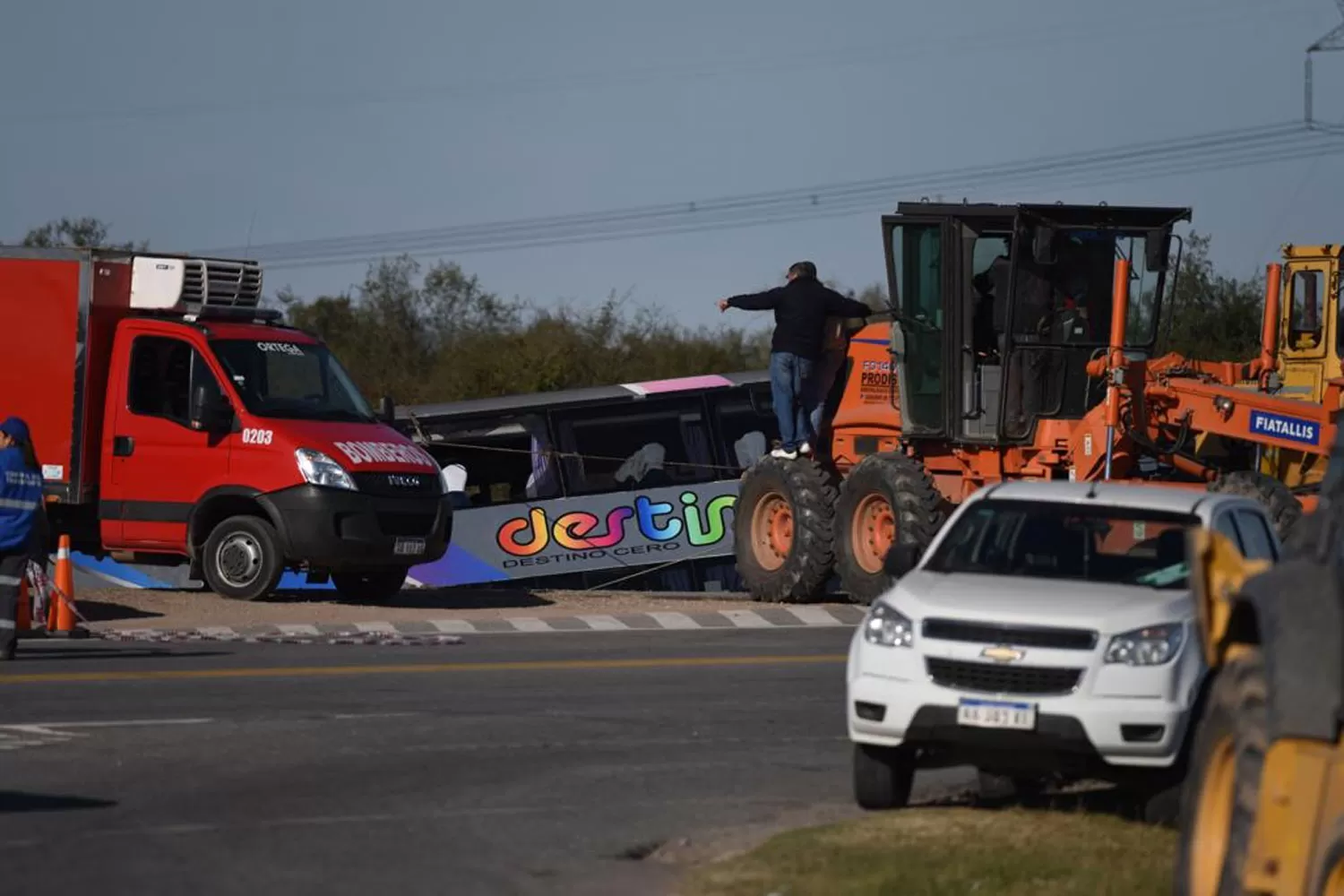 LOGRARON LEVANTARLO. El micro había quedado volcado en la banquina.