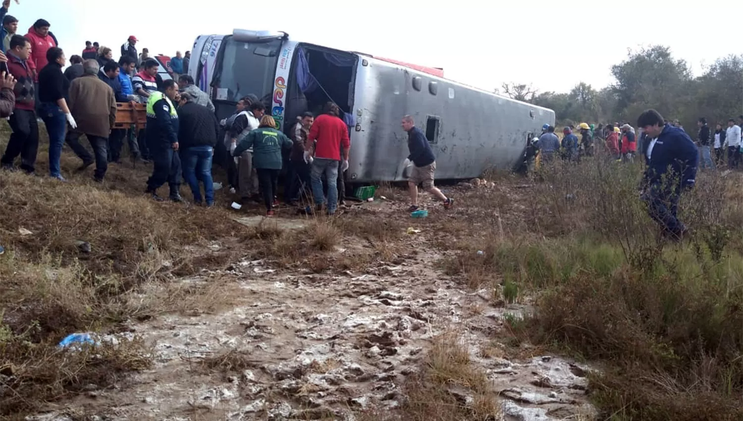 Así quedó el colectivo de larga distancia que volcó en La Madrid. 