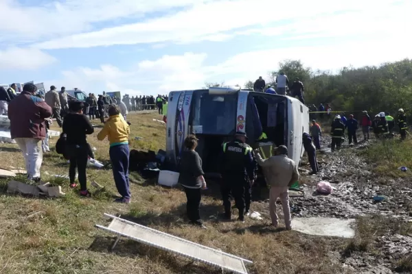Vuelco y tragedia en La Madrid: vecinos tomaron palas para ayudar en el rescate