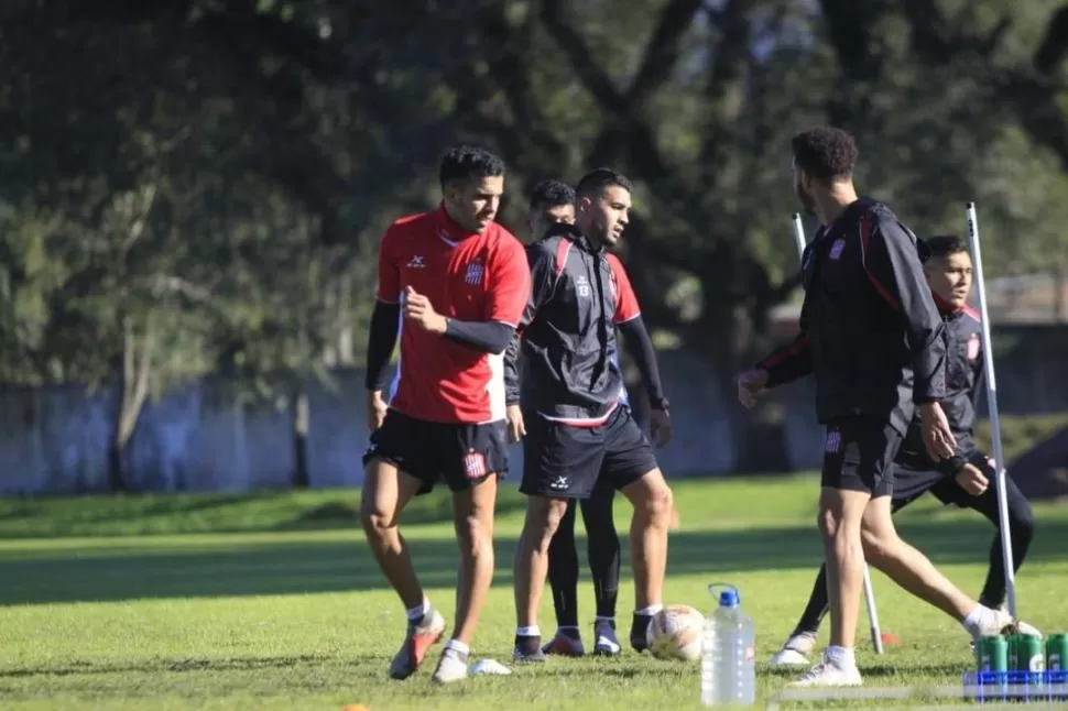 METIDO EN EL PROYECTO. Pier Barrios (primero de la izquierda) se sumó a la pretemporada decidido a colaborar para que el “Santo” retorne cuanto antes a Primera. PRENSA CASM 