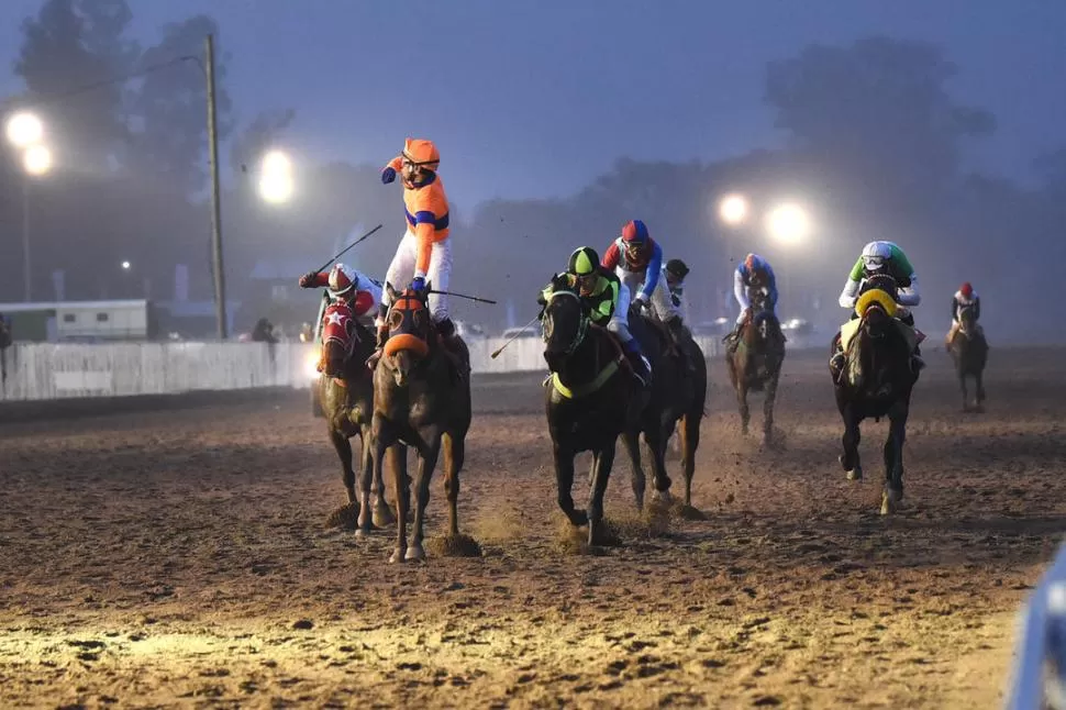 MERECIDO FESTEJO. Facundo Morán celebra sobre la montura de Buen Amigo Sam, que “guapeó” en el final para relegar a Too Big To Fail (derecha) y a Le Doucent. la gaceta / foto de analía jaramillo