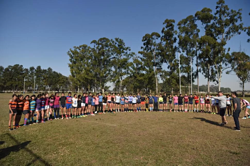 “NARANJAS”. Las chicas del seleccionado tucumano (mayores, juveniles y cadetes) en su entrenamiento previo a los amistosos contra Córdoba. Las tucumanas se impusieron en los seis encuentros que se disputaron el sábado en Cardenales. la gaceta / Fotos de Juan Pablo Sánchez Noli