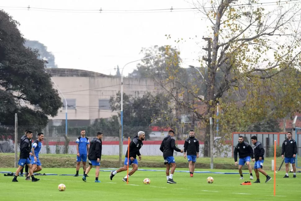 MUDANZA. Toledo, Carrera, Sánchez y Romero trabajan durante un entrenamiento. El plantel entrenará en Salta desde hoy y hasta el viernes de la semana que viene. la gaceta / foto de DIEGO ARáOZ 