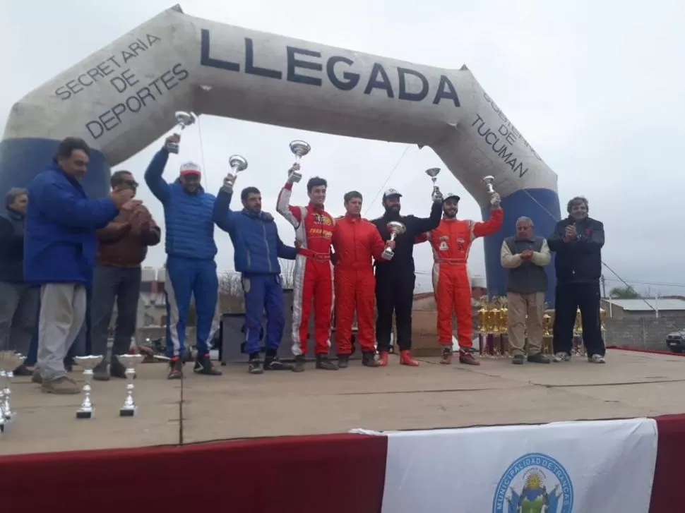 FELICES. El podio tranqueño de la general, con Posse-Molina, Sánchez-Russo y Assaf-Espadín, además de autoridades. motorplus tucumán 